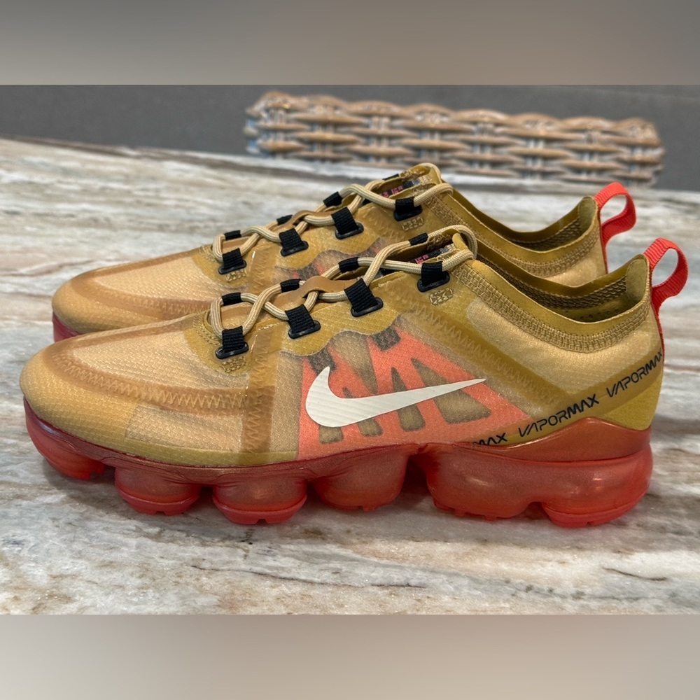 Men’s NIKE AIR VaporMax 2019 running shoes- Red/gold. Size 7.5 - Picture 3 of 10